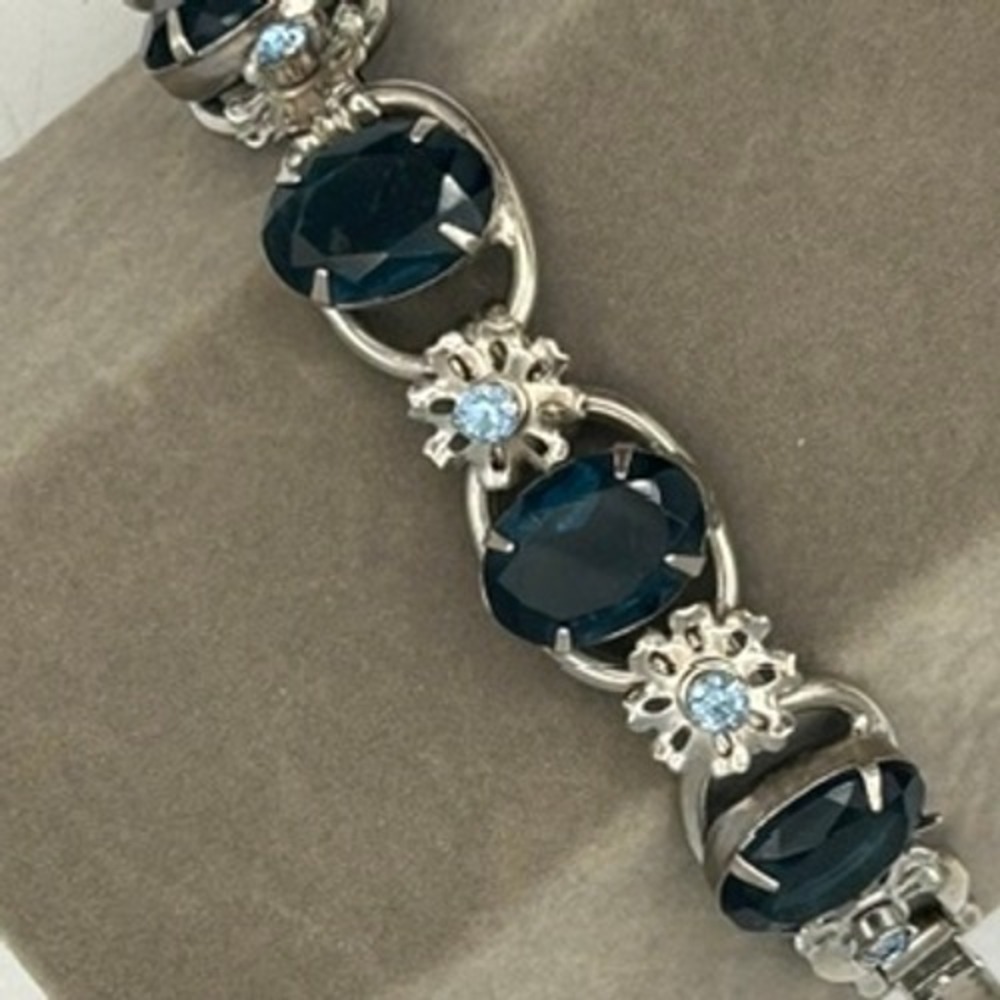 Vtg  Blue Glass Link Bracelet Floral Rhinestone Accents Silver Tone Oval Link